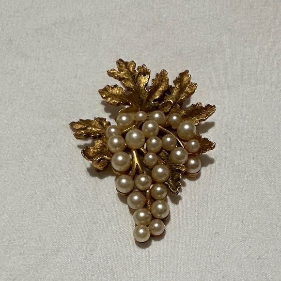 Trifari Jewelry - Trifari Vintage Gold and Pearl Leaf Brooch
